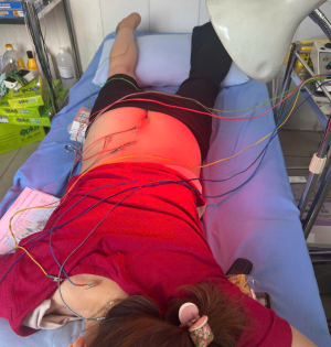 BỆNH NHÂN CHÂM CỨU ĐIỀU TRỊ ĐAU THẦN KINH TỌA